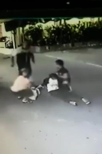  โจรกระชากกระเป๋าแม่อุ้มลูกทารก 