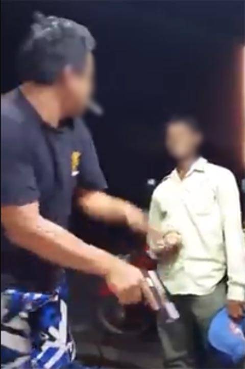  หนุ่มแกล้งบังขายถั่ว