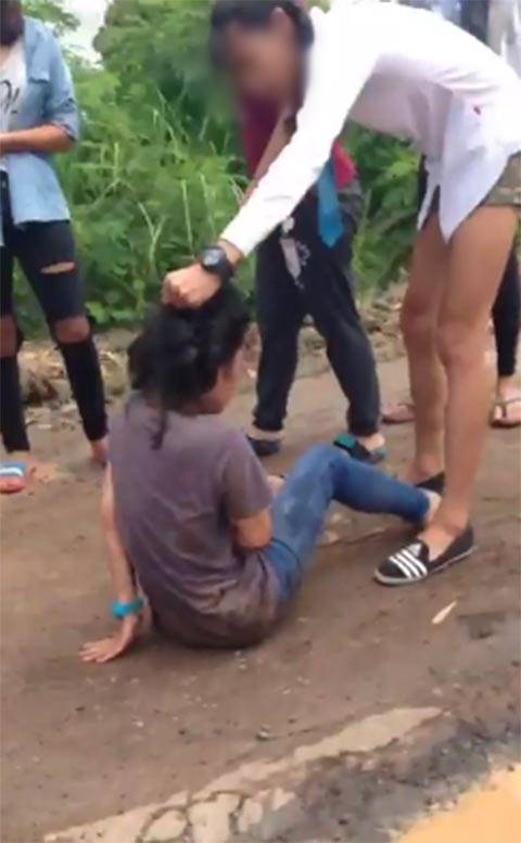 กะเทยยกพวกรุมจิกหัวตบผู้หญิง