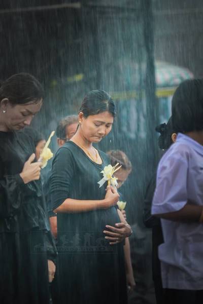 เปิดใจสาวอุ้มท้องรอถวายดอกไม้จันทน์ ร.9