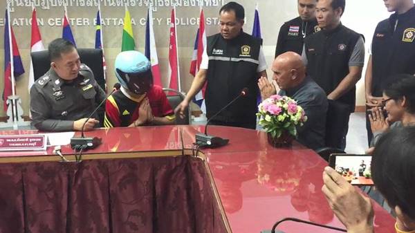 รวบหนุ่ม ป.ตรี เกียรตินิยม วิ่งราวต่างชาติ 