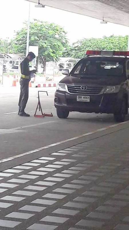 รปภ. สนามบินอุดรฯ ล็อกล้อรถตำรวจ