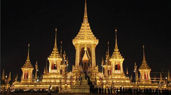 ราชวงศ์-ผู้นำต่างประเทศ ขึ้นพระเมรุมาศ วางดอกไม้จันทน์