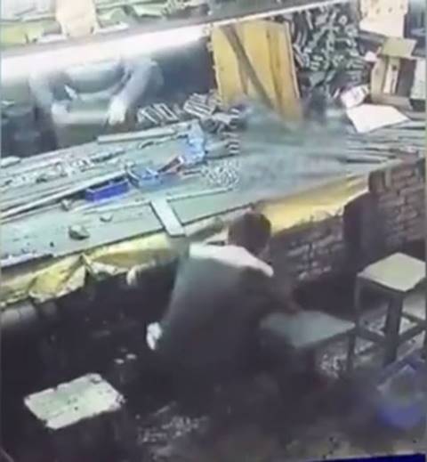  สาวโรงงานมุดใต้เครื่องจักร