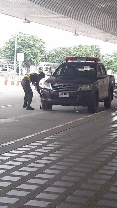 รปภ. สนามบินอุดรฯ ล็อกล้อรถตำรวจ