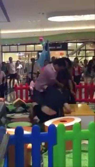 พ่อแม่ 2 คู่ ชก-ตบสนั่นห้าง