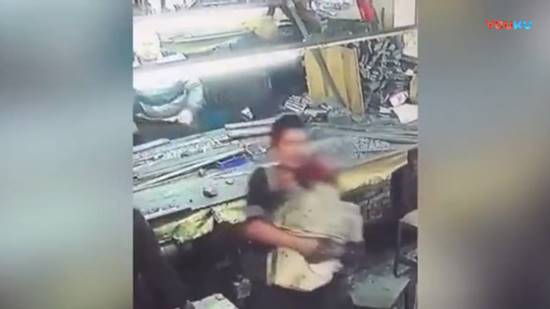  สาวโรงงานมุดใต้เครื่องจักร