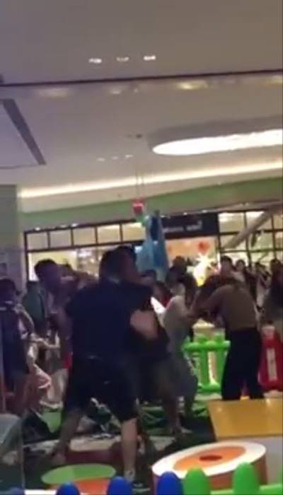 พ่อแม่ 2 คู่ ชก-ตบสนั่นห้าง