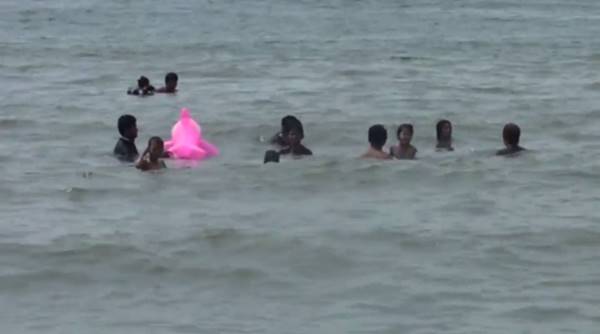 ทะเลบางแสนกลายเป็นสีชมพู