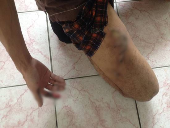 หนุ่มเอามือถือใส่กระเป๋ากางเกงเดฟ