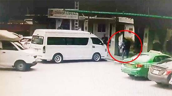 ผัวเก่าโหด บุกสาดน้ำมันเบนซินเมียเก่าในปั๊ม