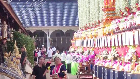 ชาวเชียงใหม่ ทำต้นเงินยักษ์มูลค่ากว่า 10 ล้าน ทอดกฐินวัดดัง