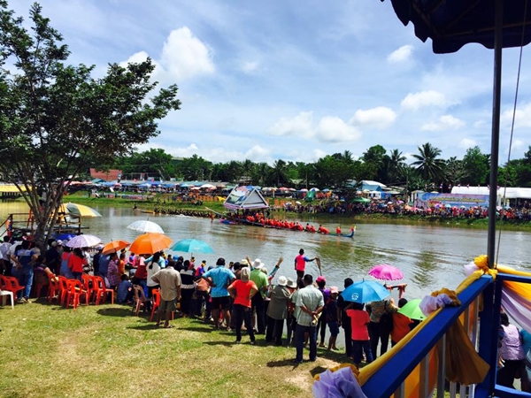  เรือยาวพุ่งเสียบโป๊ะกรรมการแตกกระจาย