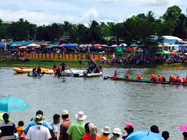  เรือยาวพุ่งเสียบโป๊ะกรรมการแตกกระจาย