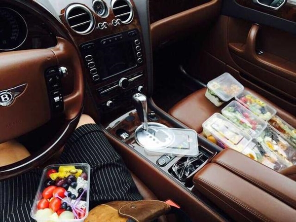 มหาเศรษฐีรับจ็อบพิเศษ ขับรถหรูส่งอาหารเดลิเวอรี่