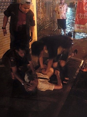 อาจารย์ ม.ศิลปากร ปั่นจักรยานลุยน้ำท่วม ก่อนล้ม-ถูกไฟดูดเสียชีวิต