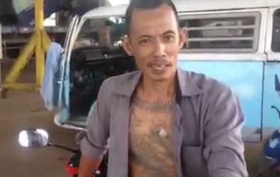 คลิปคนต่อยกับลิง