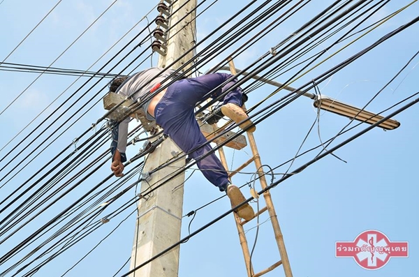   สลด ช่างเดินสายโทรศัพท์ถูกไฟดูด ดับคาเสาไฟฟ้า 