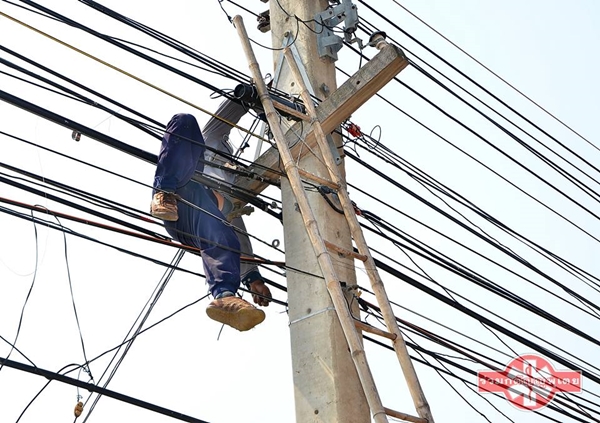   สลด ช่างเดินสายโทรศัพท์ถูกไฟดูด ดับคาเสาไฟฟ้า 