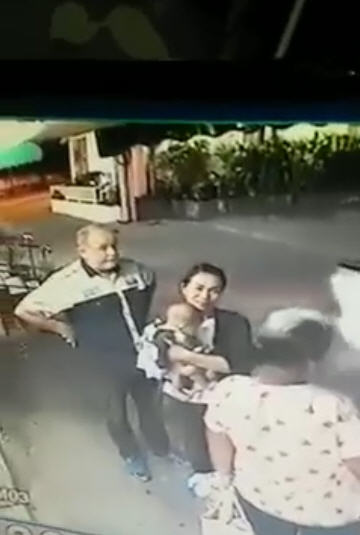  โจรกระชากกระเป๋าแม่อุ้มลูกทารก 