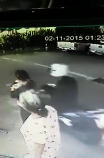  โจรกระชากกระเป๋าแม่อุ้มลูกทารก 