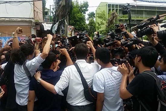 นักศึกษาชุมนุมหน้าหอศิลป์ อ่านแถลงการณ์ ยันไม่มอบตัว เล็งฟ้องกลับ