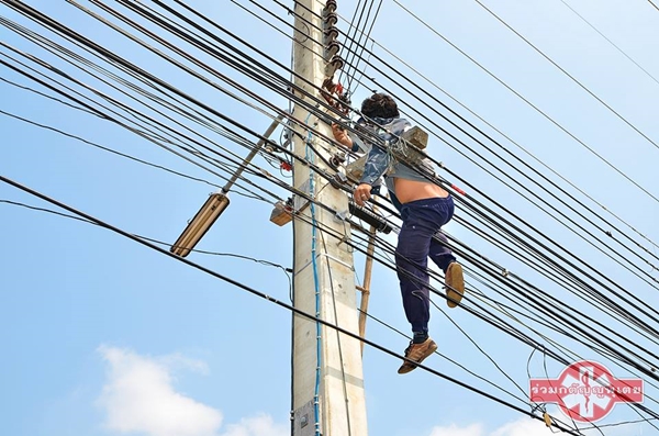   สลด ช่างเดินสายโทรศัพท์ถูกไฟดูด ดับคาเสาไฟฟ้า 