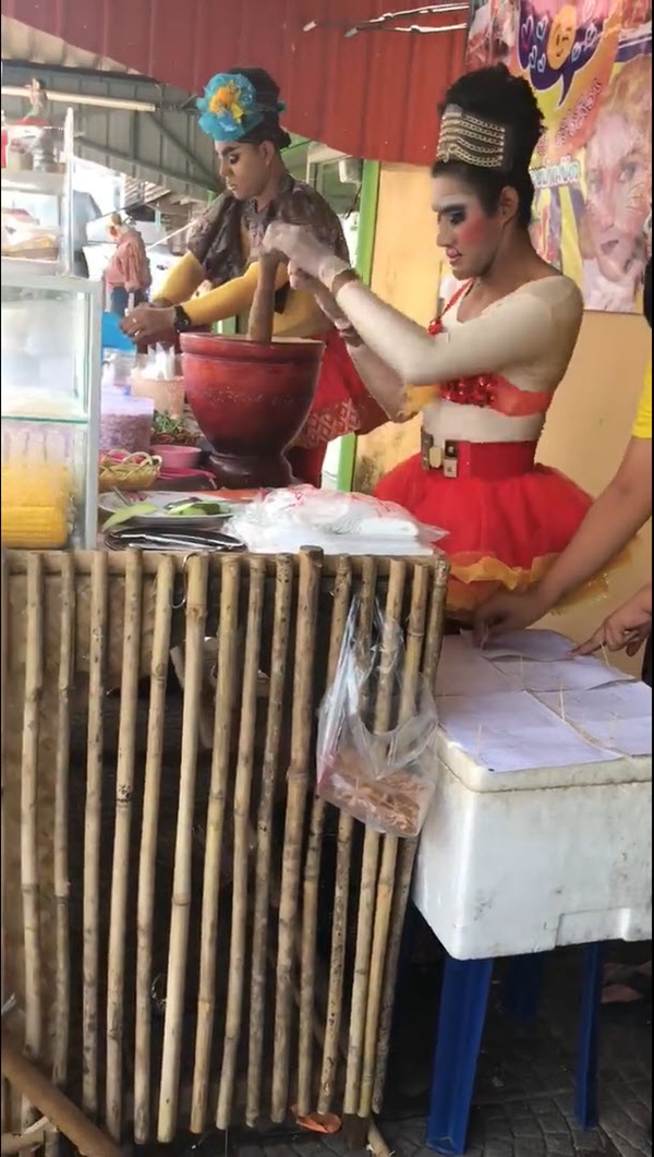 แซ่บกว่าส้มตำก็แม่ค้านี่แหละ 