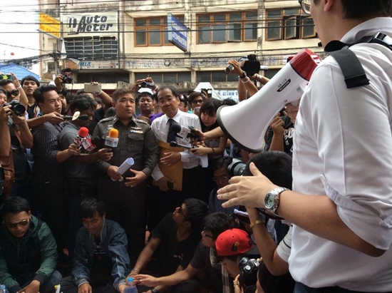 นักศึกษาชุมนุมหน้าหอศิลป์ อ่านแถลงการณ์ ยันไม่มอบตัว เล็งฟ้องกลับ