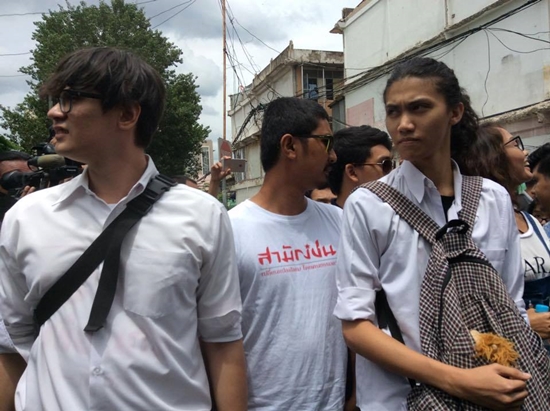 นักศึกษาชุมนุมหน้าหอศิลป์ อ่านแถลงการณ์ ยันไม่มอบตัว เล็งฟ้องกลับ