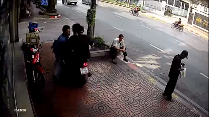 ขี่รถปีนฟุตปาธ