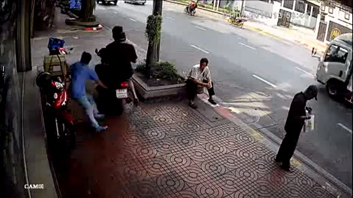 ขี่รถปีนฟุตปาธ