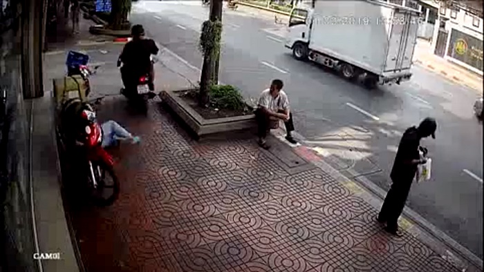 ขี่รถปีนฟุตปาธ