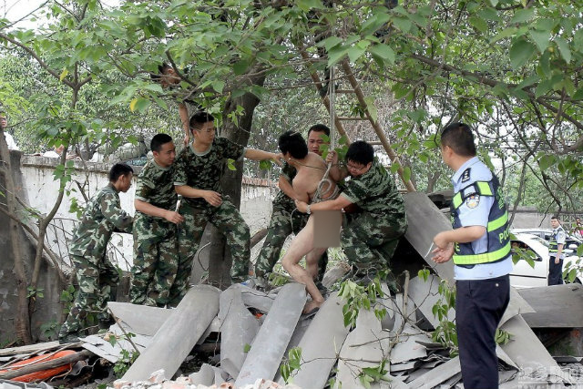 สงสัยจะร้อน หนุ่มเปลือยล่อนจ้อนปีนต้นไม้ห้อยหัวซะเลย