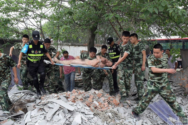 สงสัยจะร้อน หนุ่มเปลือยล่อนจ้อนปีนต้นไม้ห้อยหัวซะเลย
