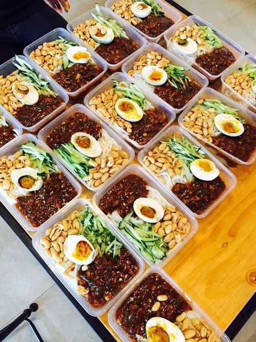 มหาเศรษฐีรับจ็อบพิเศษ ขับรถหรูส่งอาหารเดลิเวอรี่