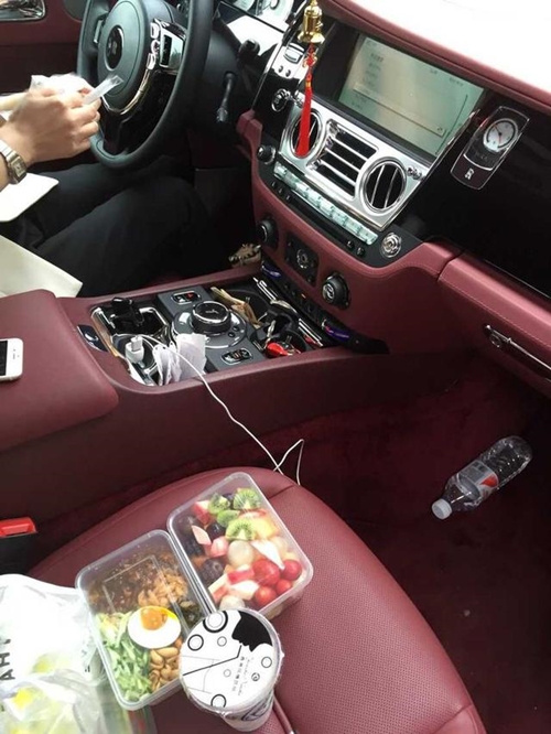 มหาเศรษฐีรับจ็อบพิเศษ ขับรถหรูส่งอาหารเดลิเวอรี่