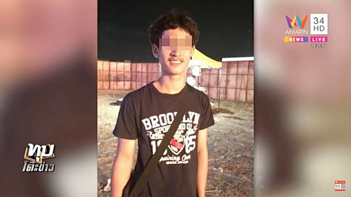 รถกระบะชนเสาไฟฟ้า 