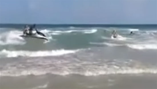 หนุ่มควบเจ็ทสกี ฝ่าคลื่นยักษ์ลมแรง ช่วยชีวิต 3 นักท่องเที่ยว 