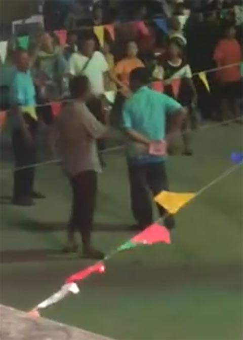 แชร์กันเพียบ ! คลิปวัยรุ่นเจอคนจริง ตีกันในงานวัด โดนน้าขาโจ๋ด่าซะหัวหด