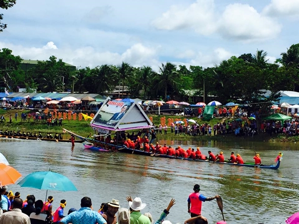  เรือยาวพุ่งเสียบโป๊ะกรรมการแตกกระจาย