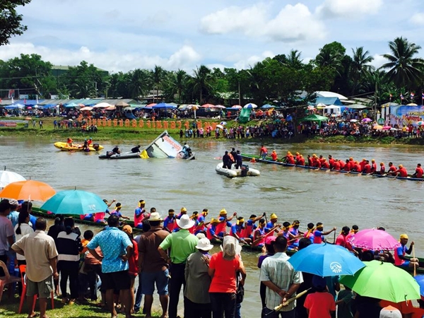  เรือยาวพุ่งเสียบโป๊ะกรรมการแตกกระจาย