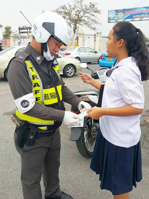 ไลค์เลย ! นักเรียนมาสอบผิดที่ เจอตำรวจใจดีขี่มอเตอร์ไซค์พาไปส่ง