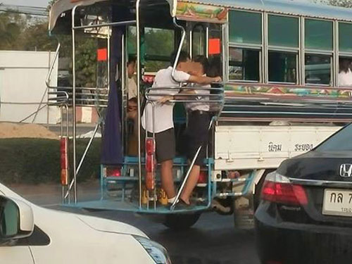 แชร์ว่อน ! ภาพคู่รักนักเรียนยืนนัวเนียท้ายรถสองแถว ทั้งเครื่องแบบ
