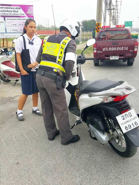 ไลค์เลย ! นักเรียนมาสอบผิดที่ เจอตำรวจใจดีขี่มอเตอร์ไซค์พาไปส่ง