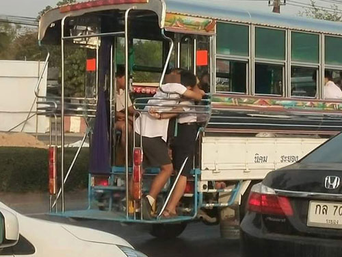 แชร์ว่อน ! ภาพคู่รักนักเรียนยืนนัวเนียท้ายรถสองแถว ทั้งเครื่องแบบ