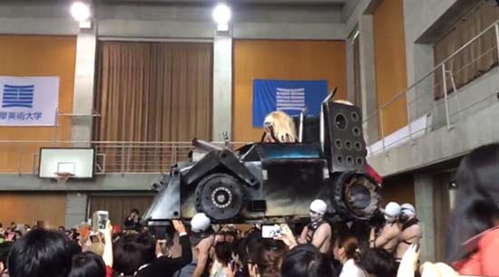 เจ๋งสุด ๆ มหาลัยญี่ปุ่น แห่เซิ้งขบวนจบการศึกษา มาในธีม Mad Max
