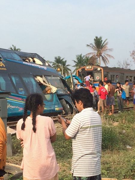 รถทัวร์ชนรถไฟสนั่น สภาพเละอย่างหนัก มีผุ้เสียชีวิตแล้ว 1 ราย