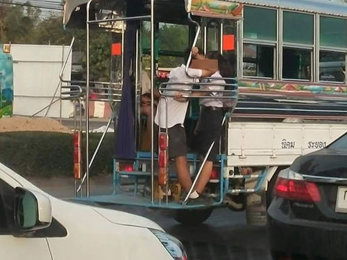 แชร์ว่อน ! ภาพคู่รักนักเรียนยืนนัวเนียท้ายรถสองแถว ทั้งเครื่องแบบ