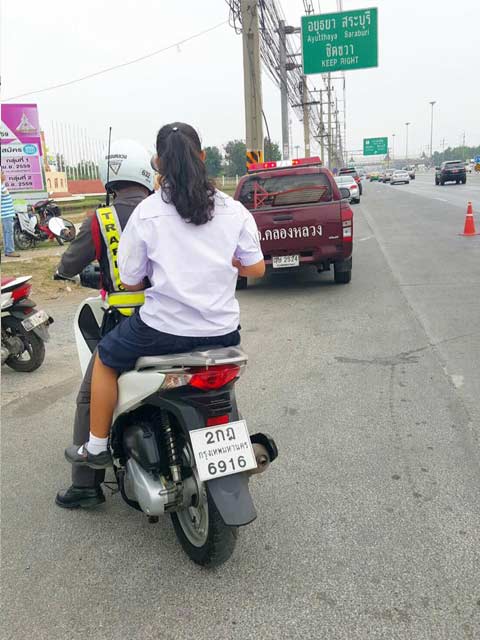 ไลค์เลย ! นักเรียนมาสอบผิดที่ เจอตำรวจใจดีขี่มอเตอร์ไซค์พาไปส่ง